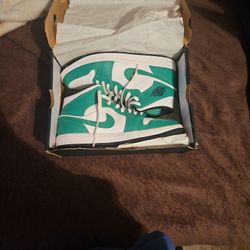 Jordan 1 Mid Lucky Green