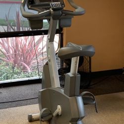 Life Fitness Club Series Exercise Upright Bike