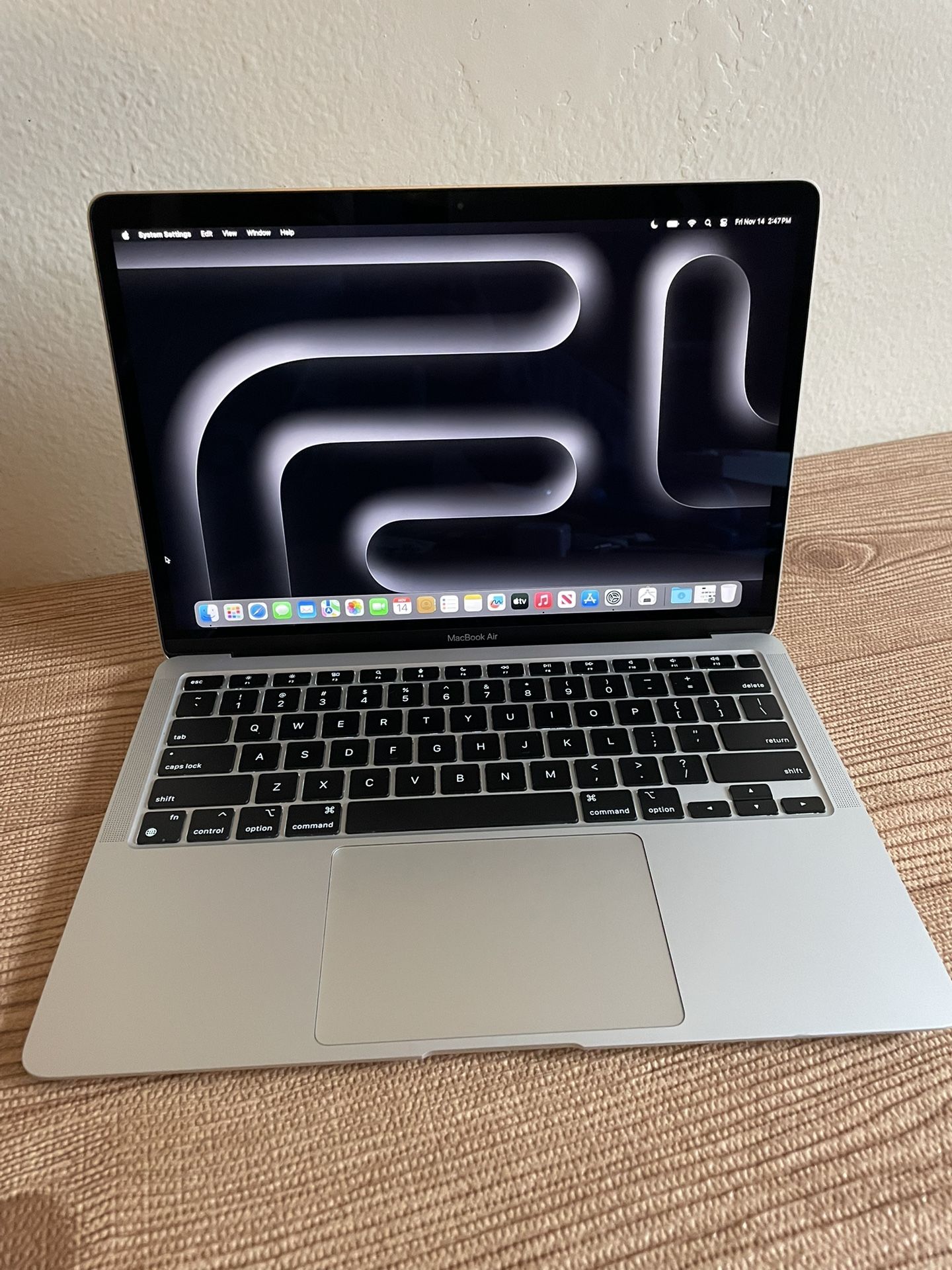 MacBook Air 13 M1 Chip 8GB Memory 93% Battery 