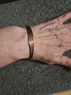 Vintage Gold-Tone Wire Bangle Bracelet