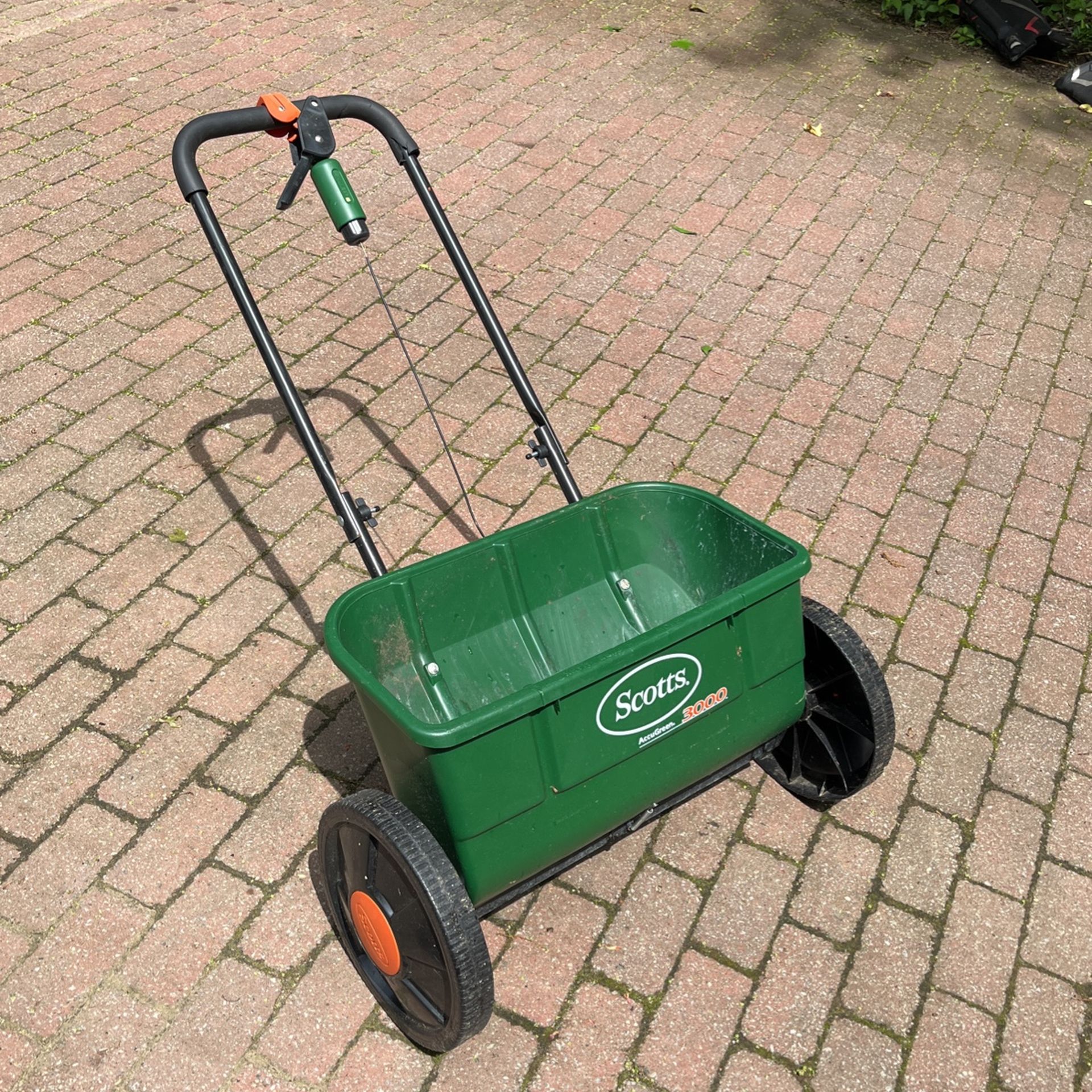 Scotts AccuGreen 3000 Drop Spreader