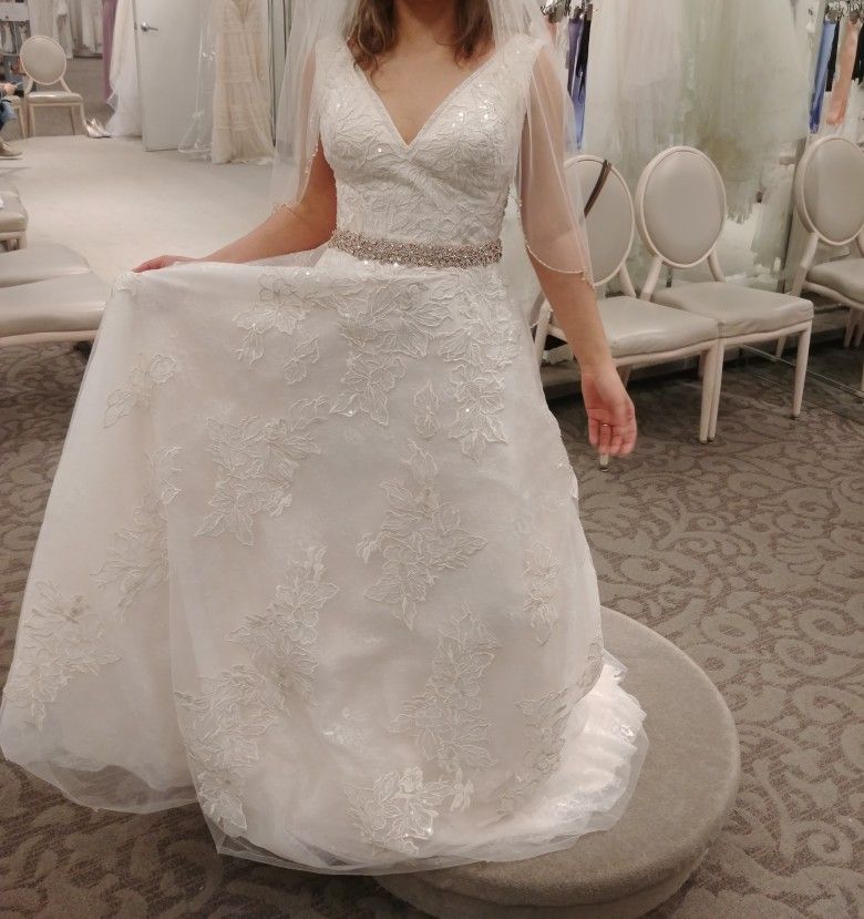 Wedding Dress Size 8 - $300 OBO