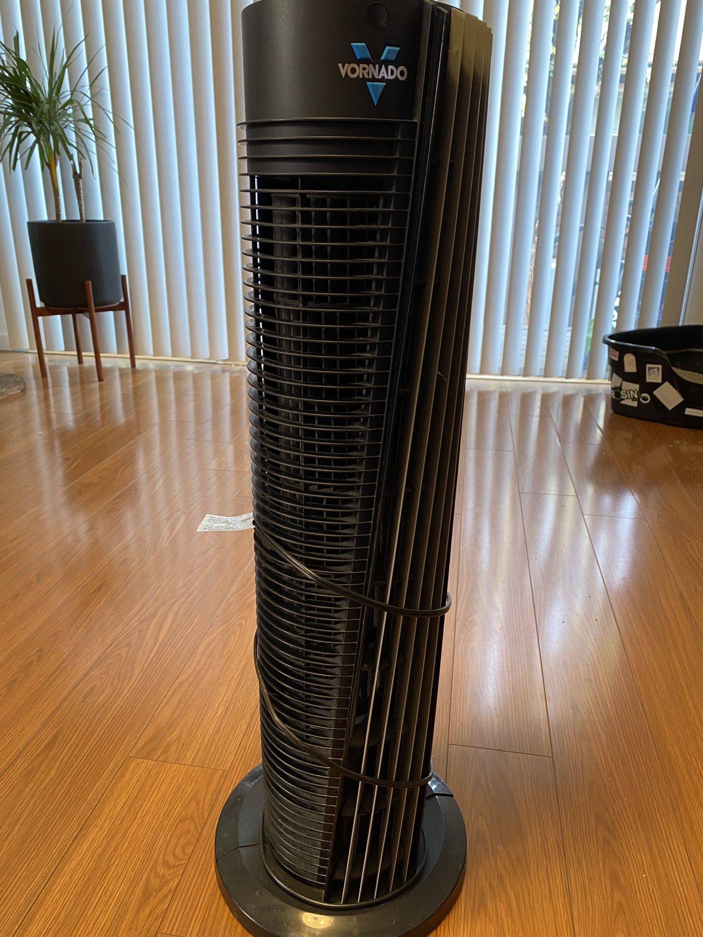 Vornado Tower Fan Vornado 154 Whole Room Air Circulator Tower Fan, 32"