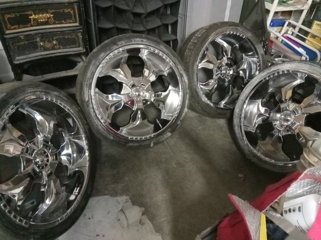 24in CHROME RIMS (LUG PATTERN 5×5 OR 5×5.5) Rims In Good Shape And Have All Center Caps (TIRES ARE NO GOOD BUT I OWN A TIRE SHOP I C A N GET U ROLLIN