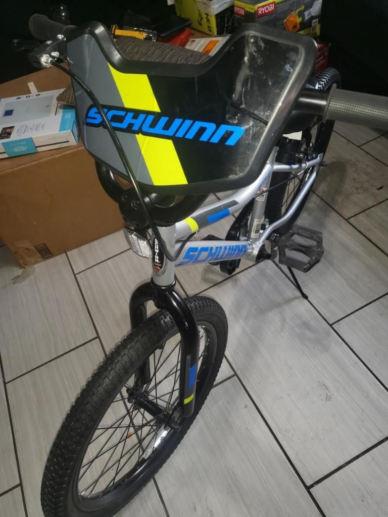 SCHWINN Boys Bike