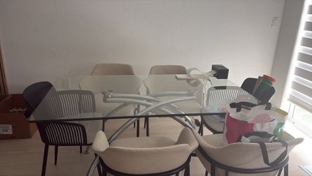 Mesa de Vidrio de Comedor con Base de Acero Inoxidable con 2 sillas Negras
