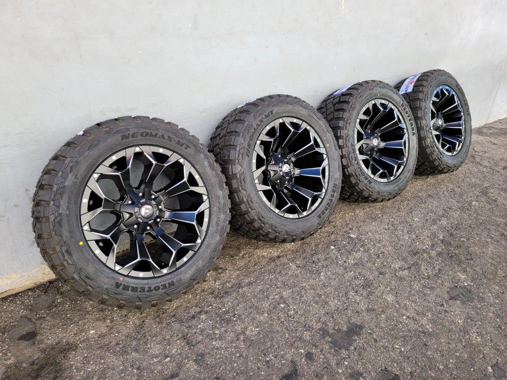 20x10 25 Fuel Assault matte black chrome 33x12.50R20 Tires 33"/ 20