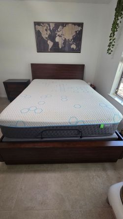 🛏️ Queen Bed Set – Like New Mattress + Adjustable Base + Nightstand!