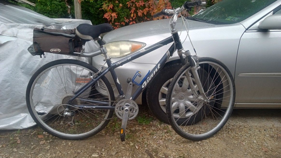 Giant Cypress XL Hybrid Bike In Used Condition Ready To Ride 