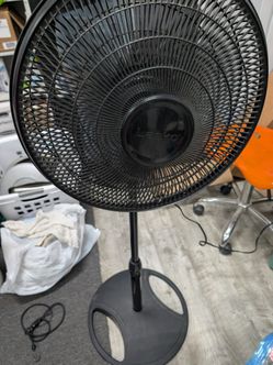 Lasko Adjustable Pedestal Fan – Works – Does Not Oscillate