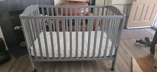 Portable crib with wheels