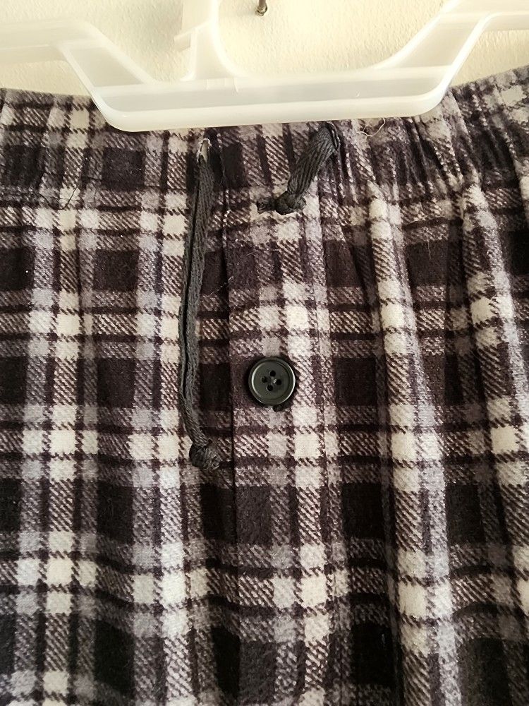 Used Black/ White Mens Fruit Of The Loom XL 40-42