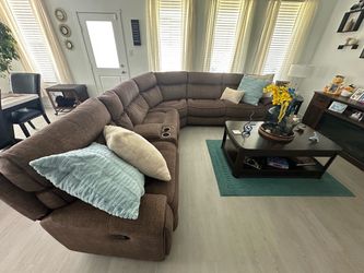 Se vende Sofa Sectional con tres reclinables. Sectional Sofa with recliners