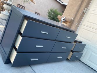 Beautiful Dresser with one matching nightstand excellent condition H33 W58 D18  free delivery