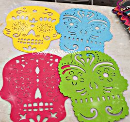 Hanging skulls deco