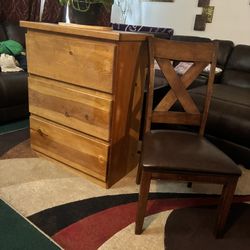 $125-Older tall not short pine dresser completely useable and in working order.  Pick up in yakima wa near Fred meyers  $125 - Cómoda de pino antigua 