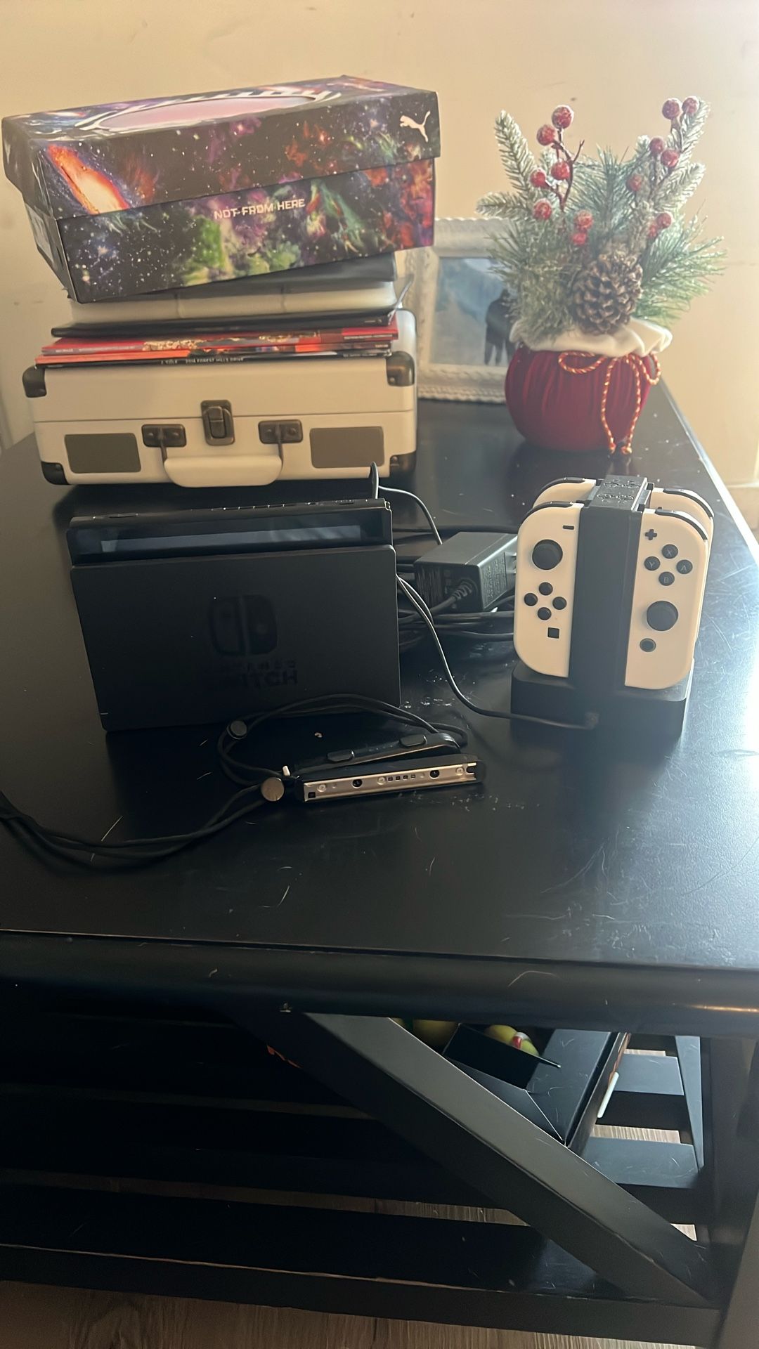 Nintendo Switch + 4 Joycons W/ Charging Doc 