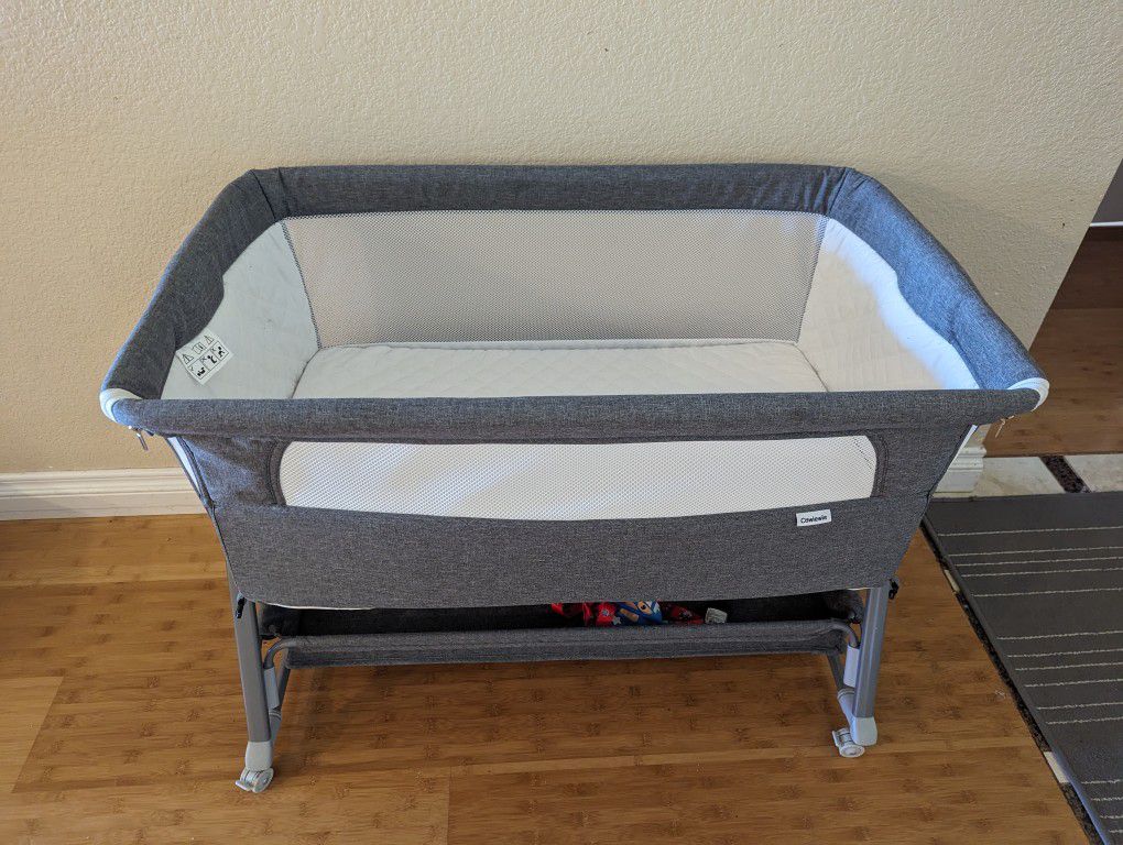 Baby Bassinet Crib with storage Basket and Wheels