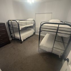 Twin/twin bunk beds