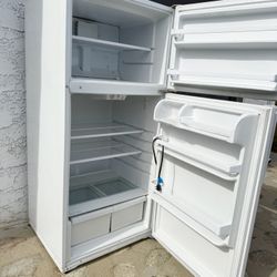 White 18 Cu Ft Top Freezer Refrigerator – Perfect Condition