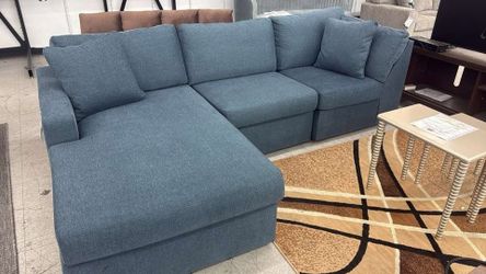 Ashley 3 pc modular sectional - display item - great deal