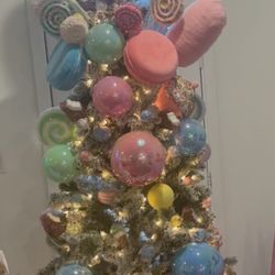 all tree ornaments you see on tree 