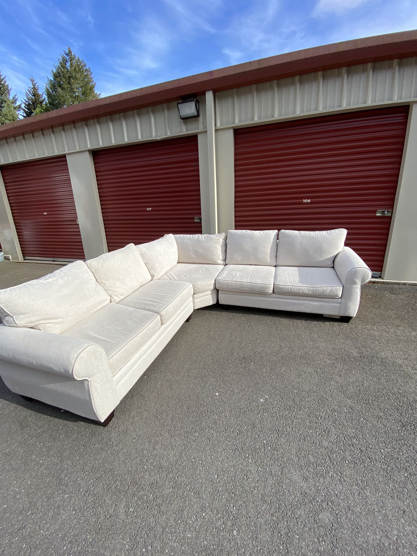 LIKE NEW Sectional couch