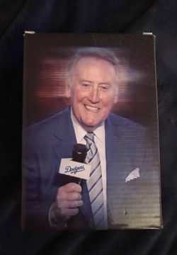 Vin sculls ring of honor ceremony Dodgers 2017 statue