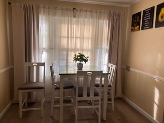 Dining Table with 4 Chairs - Great Condition