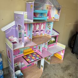 Giant doll house with accessories and cars