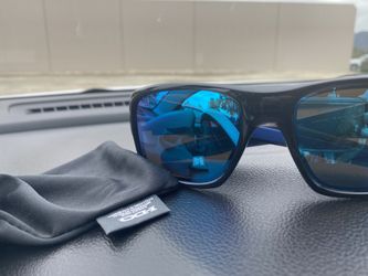 • Oakley Sunglasses For Men’s 