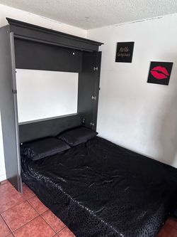 Murphy bed, cama sobre pared.