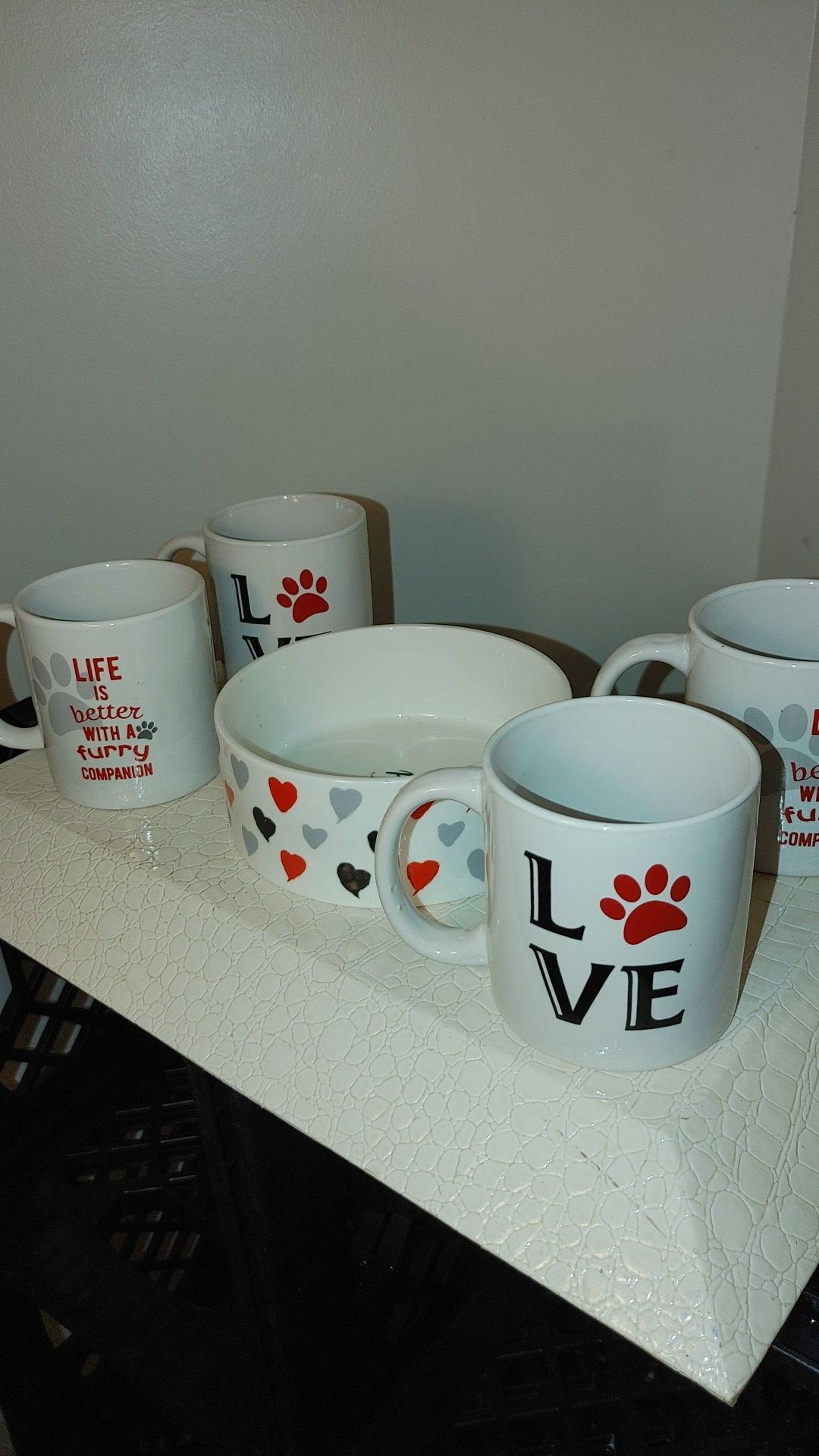 pet lovers 4 coffee mugs & a pet food dish