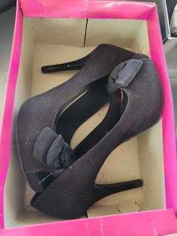 Used Fioni black heels with bow -Size 9W