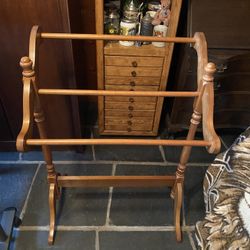 Quilt, Blanket, Or Throw Rack