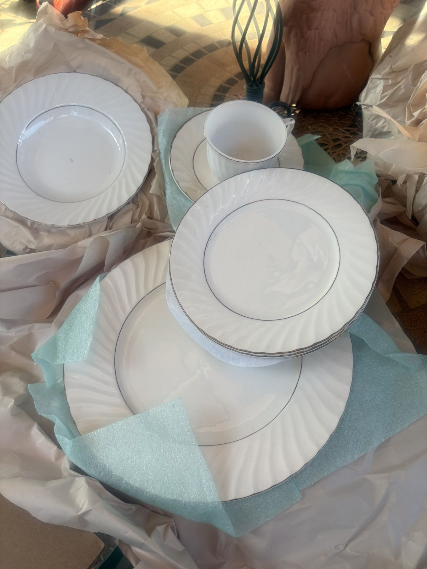 20 Piece Set Of White Dishes With Gold Trim