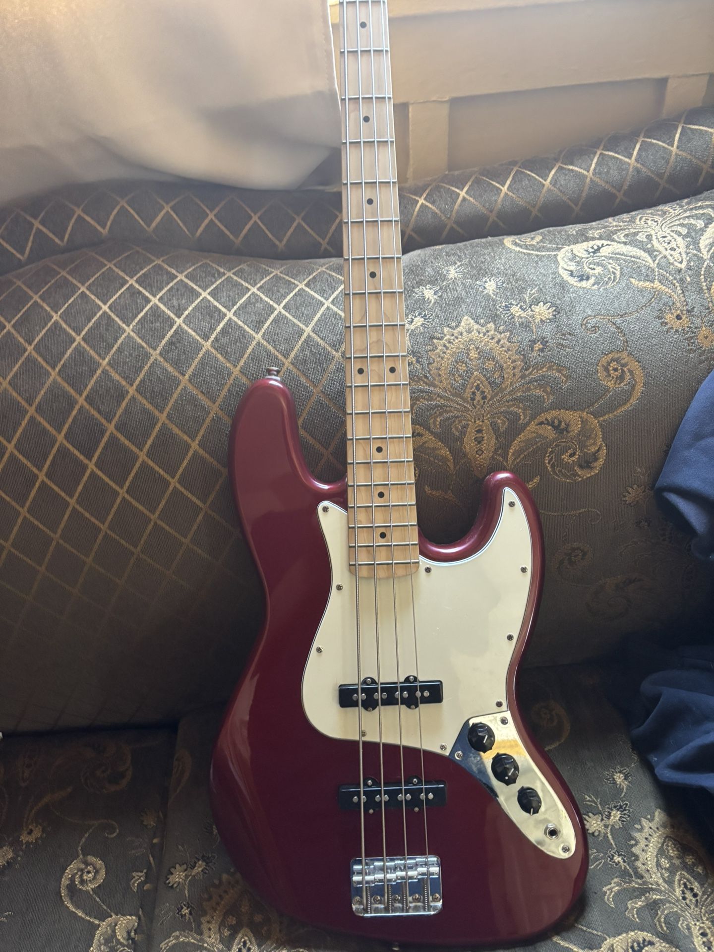 Squier Affinity Jazz Bass(Candy Apple Red)
