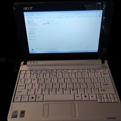 Acer Aspire One netbook (Glossy White)