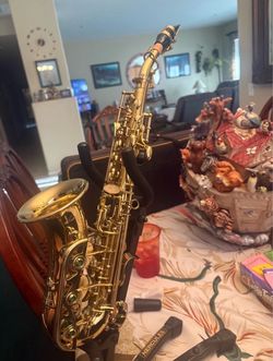 Curved Soprano saxophone with stand Curved Sopranos saxophone with stand