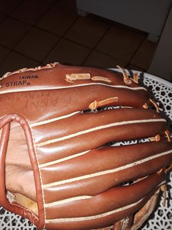 SOFTBALL GLOVE