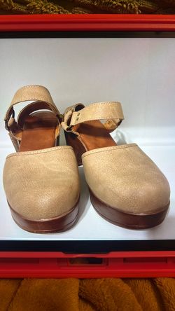Size 9 Women's Beige Leather Platform Clogs