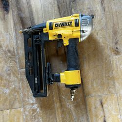 Dewalt 16g Nail Gun