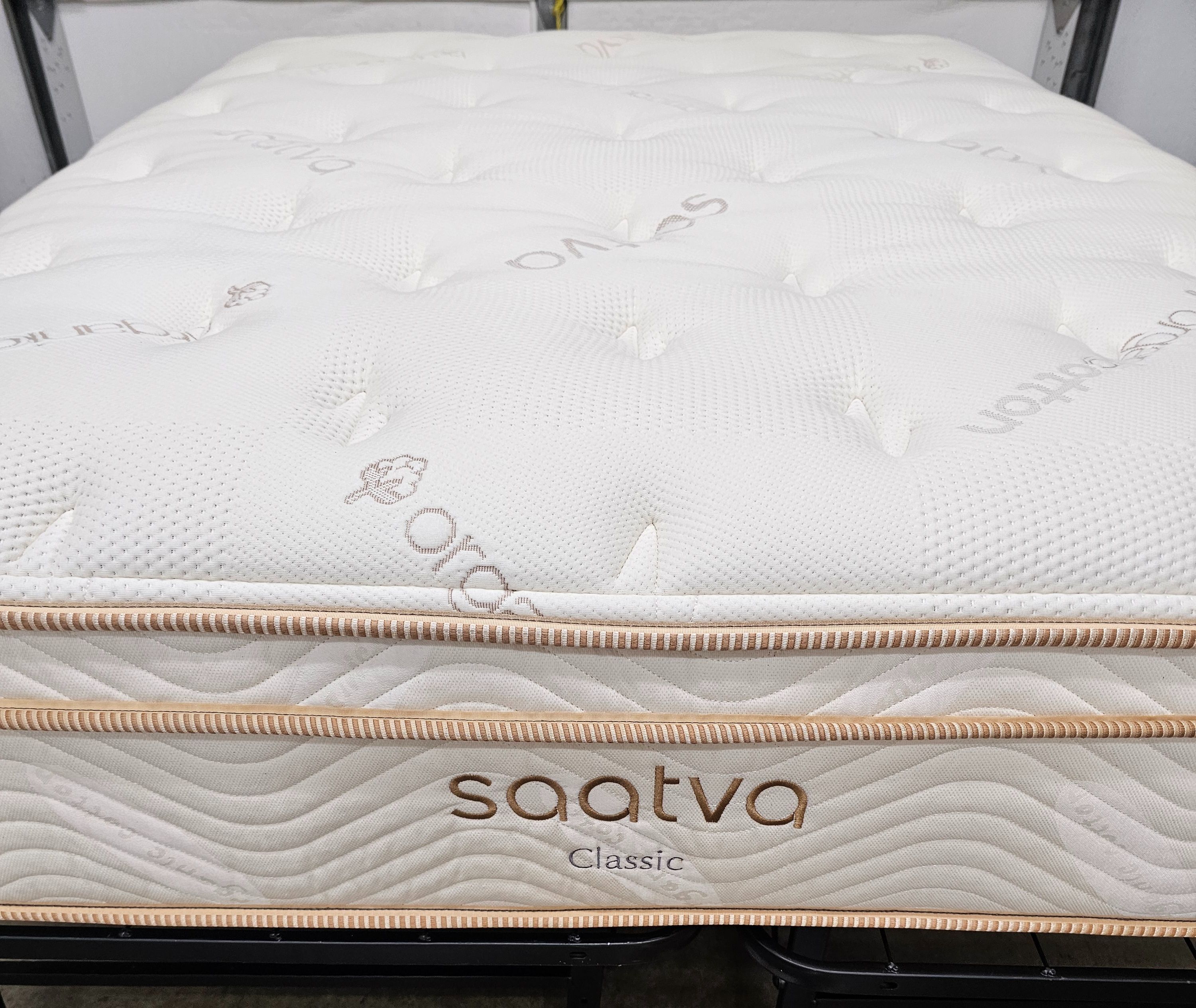 LIKE NEW! Saatva Classic Plush Full Mattress - Delivery Available