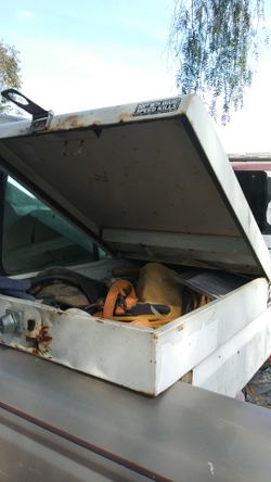 Caja de herramienta para troca chiquita. Esta en una ford ranger. O para toyota. O s10 con candado y llaves