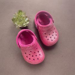 •CROCS• Glitter Pink Lined Crocs Sz 5