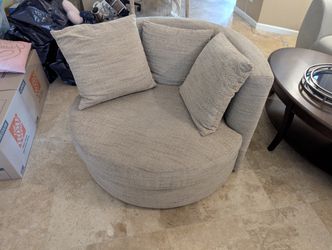 Oversized Swivel Barrel Chair with 3 Matching Pillows – Excellent Condition