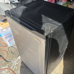 Mini Fridge Haier – Works Great