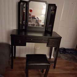 Vanity Mirror With Stool 