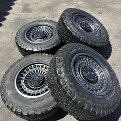 Vendo 4 Rines con llantas LT 265/70/R17 para FOR F150 de 6 birlos