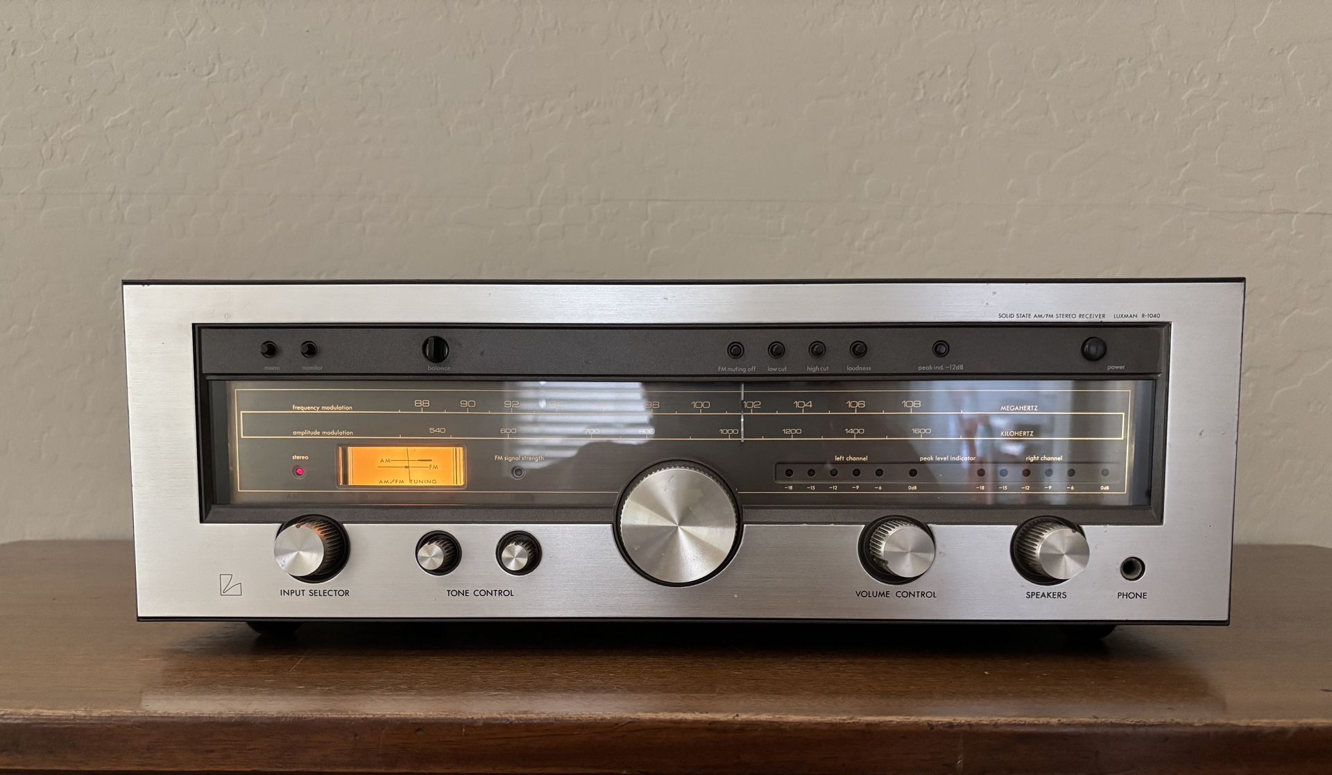 Luxman R-1040 AM/FM Stereo Receiver